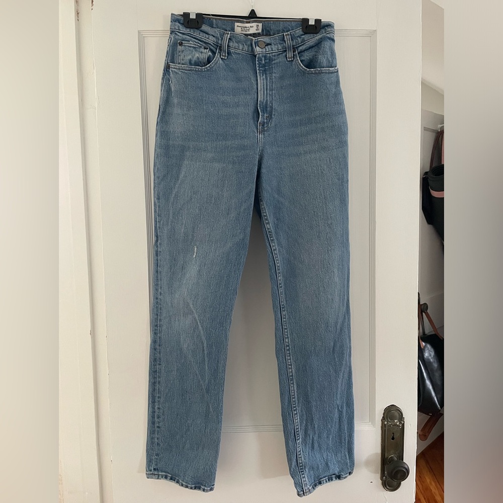 A&F Curve Love Ultra High Rise 90s Straight Jean in Medium